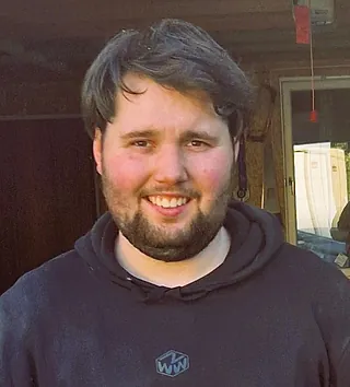 Mann i svart hettegenser