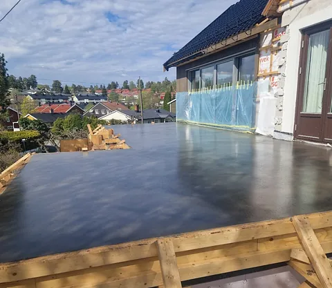 Nylagt gulv med skinnende belegg