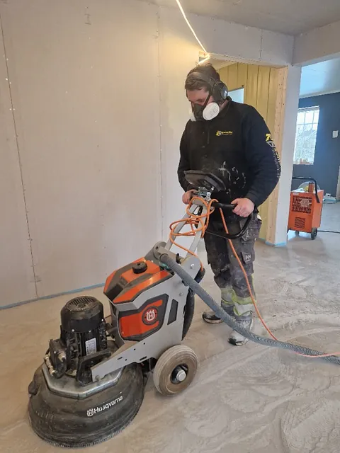 Person utfører gulvsliping